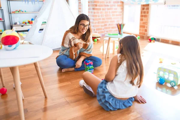 Beautiful Teacher Toddler Playing Wooden Building Blocks Lots Toys Kindergarten — Stock Photo, Image