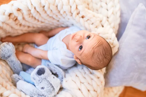 Adorable Bebé Acostado Sobre Una Manta Suelo Casa Recién Nacido —  Fotos de Stock