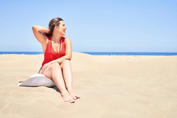 Jovem Bela Mulher Tomando Banho Sol Sentado Areia Usando Maiô — Fotografia de Stock
