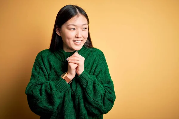 Jovem Bela Mulher Asiática Vestindo Suéter Verde Inverno Sobre Amarelo — Fotografia de Stock