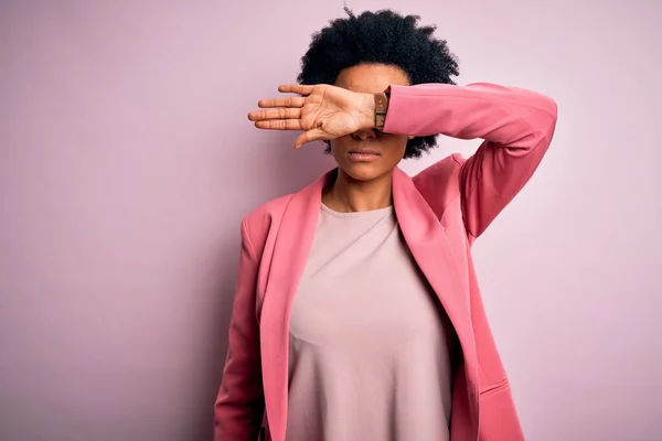 Fiatal Gyönyörű Afro Amerikai Üzletasszony Göndör Hajjal Rózsaszín Kabátot Visel — Stock Fotó