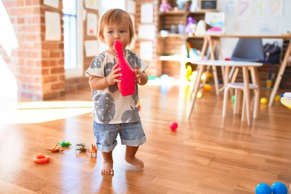 Adorável Criança Brincando Torno Muitos Brinquedos Jardim Infância — Fotografia de Stock