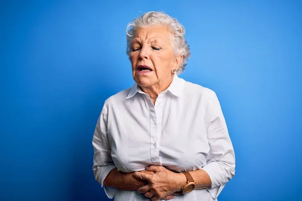 Senior Mooie Vrouw Draagt Elegante Shirt Staan Geïsoleerde Blauwe Achtergrond — Stockfoto