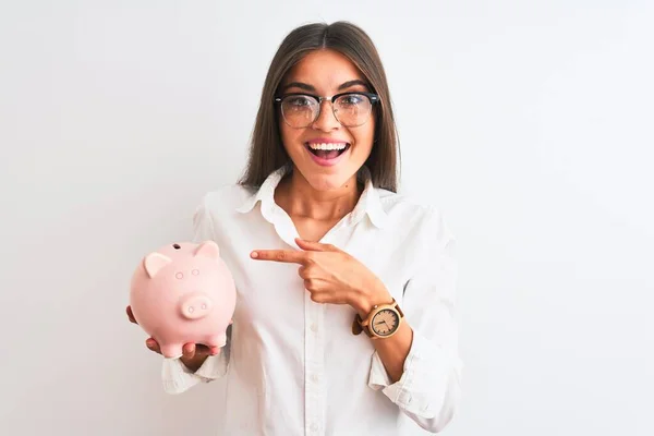 Mooie Zakenvrouw Dragen Bril Houden Spaarvarken Bank Geïsoleerde Witte Achtergrond — Stockfoto