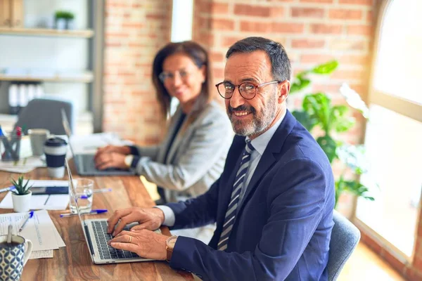 Deux Travailleurs Entreprise Âge Moyen Souriant Heureux Confiants Travailler Ensemble — Photo