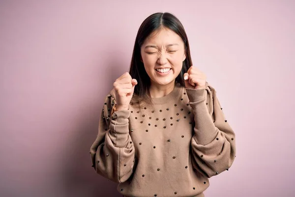 Jonge Mooie Aziatische Vrouw Dragen Mode Elegante Trui Roze Gesoldeerde — Stockfoto