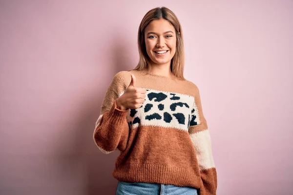 Jonge Mooie Blonde Vrouw Dragen Mode Dier Print Trui Roze — Stockfoto