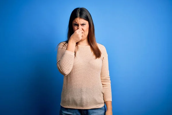 Junge Schöne Frau Lässigem Pullover Über Blauem Hintergrund Die Etwas — Stockfoto