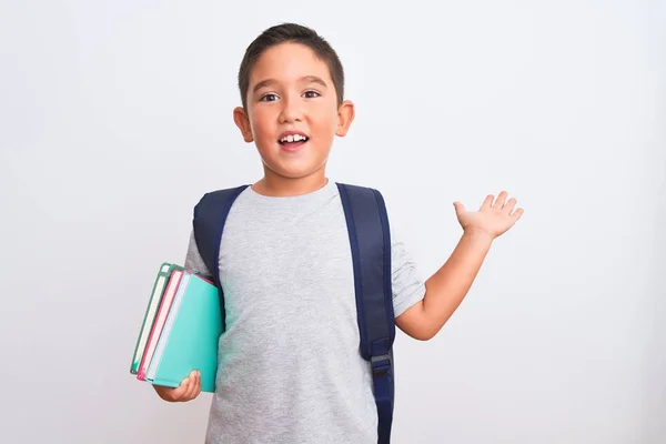 Menino Estudante Bonito Usando Mochila Segurando Livros Sobre Fundo Branco — Fotografia de Stock