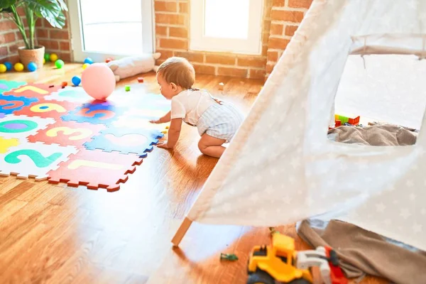 Schattige Peuter Spelen Rond Veel Speelgoed Kleuterschool — Stockfoto