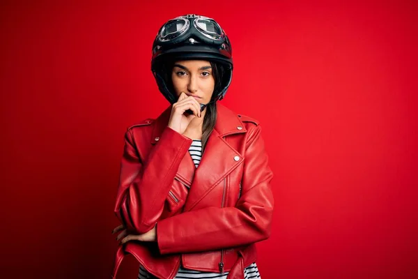 Νεαρή Όμορφη Μελαχρινή Μοτοσικλετιστής Γυναίκα Φορώντας Κράνος Μοτοσικλέτας Και Κόκκινο — Φωτογραφία Αρχείου
