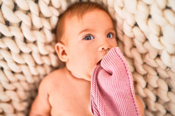 自宅のソファの上に毛布の上に寝そべっている愛らしい赤ちゃん 新生児のリラックスと休息快適な — ストック写真