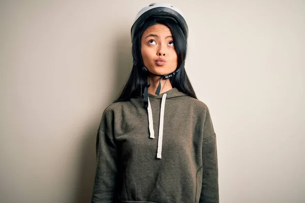 Joven Hermosa Mujer China Con Casco Bicicleta Sobre Fondo Blanco —  Fotos de Stock