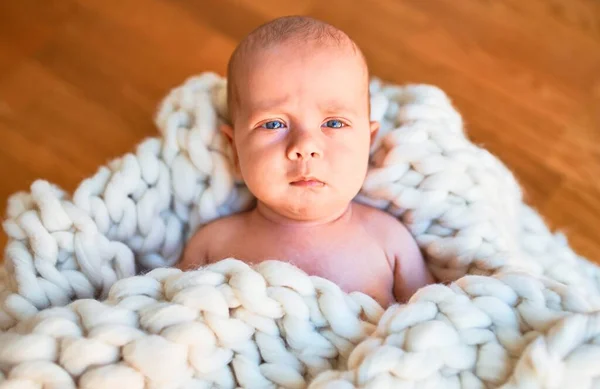 Adorable Bebé Acostado Suelo Sobre Una Manta Casa Llorando Recién — Foto de Stock