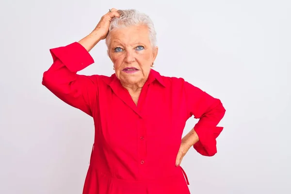 Eine Ältere Grauhaarige Frau Rotem Lässigem Hemd Die Vor Isoliertem — Stockfoto
