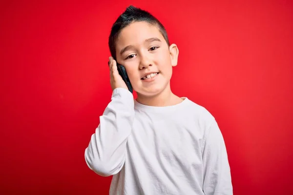 Niño Pequeño Hablando Teléfono Inteligente Móvil Sobre Fondo Rojo Aislado — Foto de Stock