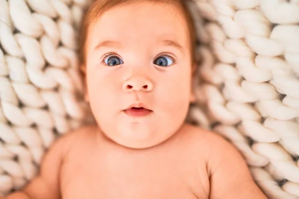 自宅のソファの上に毛布の上に寝そべっている愛らしい赤ちゃん 新生児のリラックスと休息快適な — ストック写真