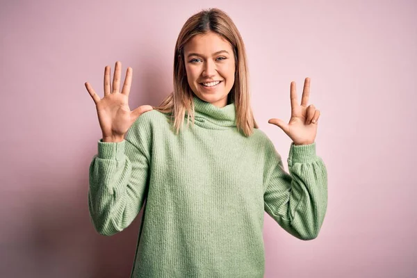 Ung Vakker Blond Kvinne Med Vinterullgenser Rosa Isolert Bakgrunn Som – stockfoto