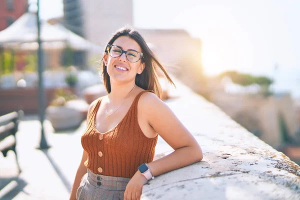 Joven Hermosa Mujer Sonriendo Feliz Confiado Pie Con Sonrisa Cara — Foto de Stock