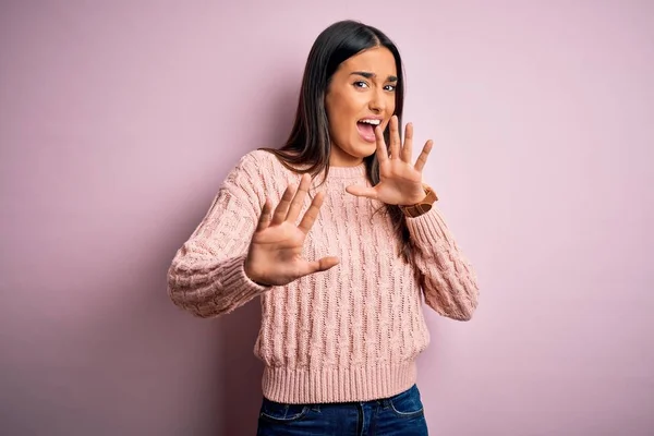 Jovem Bela Mulher Morena Vestindo Camisola Casual Sobre Fundo Rosa — Fotografia de Stock