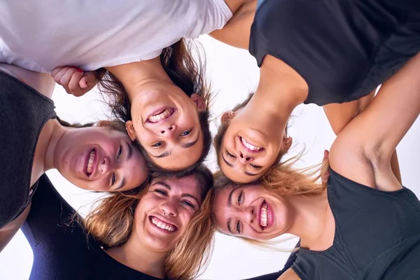 Junge Schöne Gruppe Von Sportlerinnen Die Glücklich Lächeln Stehendes Umarmen — Stockfoto