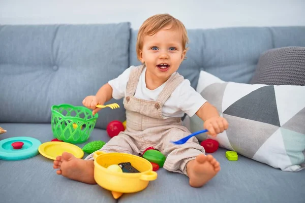 Adorável Criança Loira Sorrindo Feliz Sentada Sofá Brincando Com Brinquedos — Fotografia de Stock