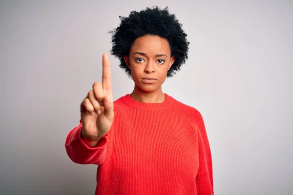 Young Beautiful African American Afro Woman Curly Hair Wearing Red — Stock fotografie