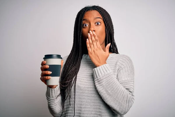 Joven Afroamericana Chica Bebiendo Café Una Taza Plástico Para Llevar —  Fotos de Stock