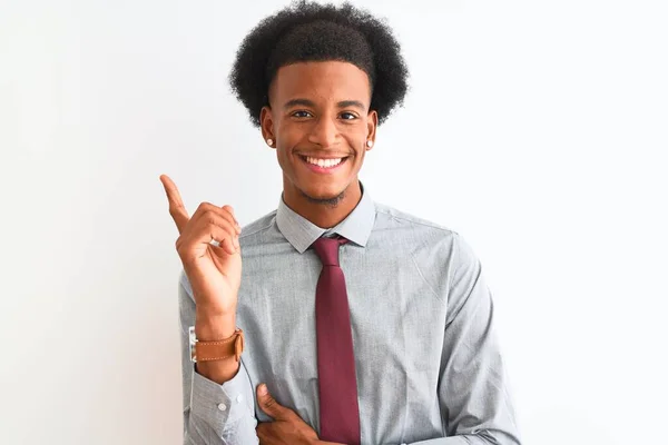 Joven Hombre Negocios Afroamericano Con Corbata Pie Sobre Fondo Blanco — Foto de Stock