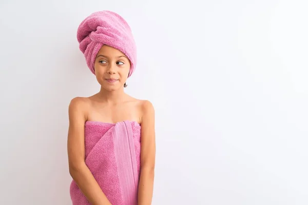 漂亮的小女孩洗完澡后穿着浴巾站在孤零零的白色背景上 微笑着看着旁边 目不转睛地想着 — 图库照片
