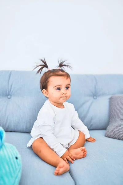 Anaokulunda Kanepedeki Renkli Oyuncakların Yanında Mutlu Bir Bebek — Stok fotoğraf