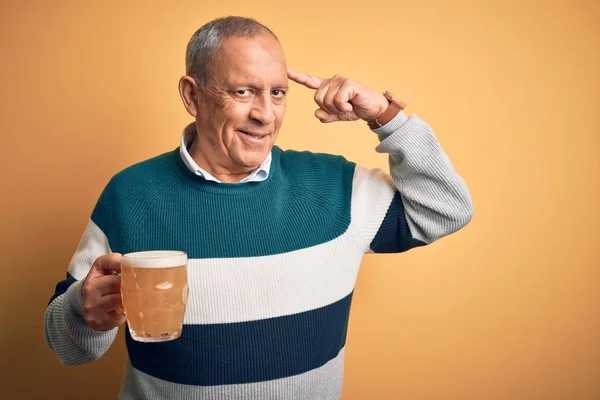 Senior Knappe Man Drinken Pot Bier Staan Geïsoleerde Gele Achtergrond — Stockfoto