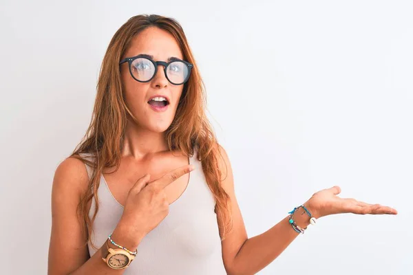 Giovane Donna Rossa Con Gli Occhiali Piedi Sfondo Bianco Isolato — Foto Stock