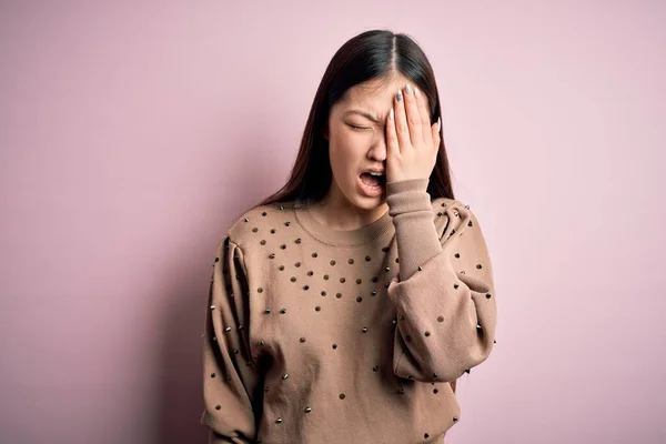 Joven Hermosa Mujer Asiática Vistiendo Moda Suéter Elegante Sobre Fondo — Foto de Stock