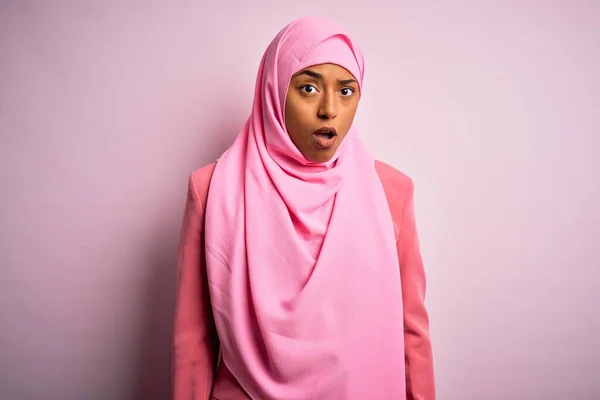 Junge Afrikanisch Amerikanische Afro Frau Trägt Muslimischen Hijab Vor Isoliertem — Stockfoto