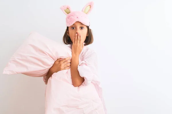 Niña Con Máscara Sueño Pijama Sosteniendo Almohada Sobre Fondo Blanco —  Fotos de Stock