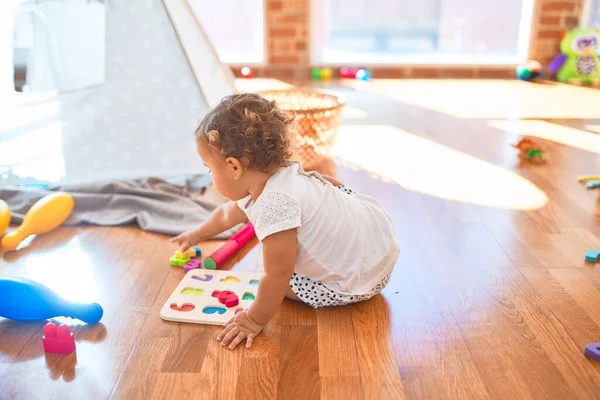 Adorabile Bambini Che Imparano Numeri Usando Puzzle Matematica Intorno Sacco — Foto Stock