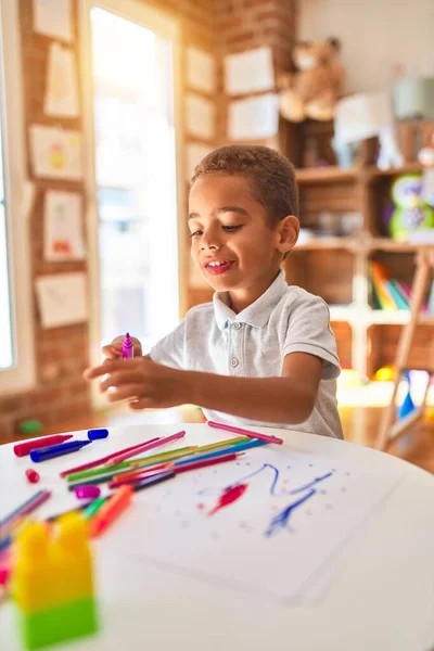 幼稚園で紙とマーカーペンを使用して美しいアフリカ系アメリカ人の幼児の絵 — ストック写真