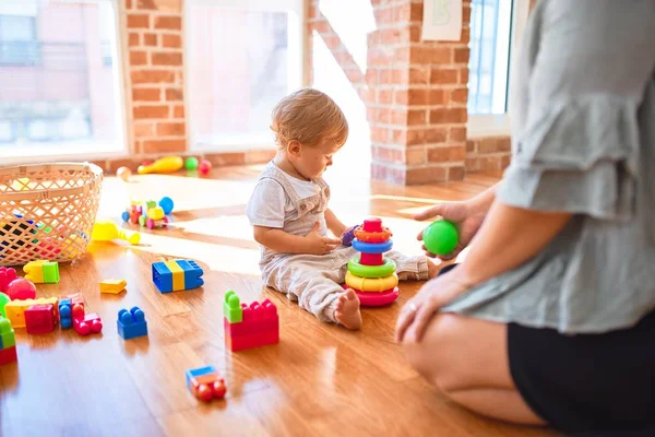 Schöne Lehrerin Und Kleinkind Spielen Kindergarten Viel Spielzeug — Stockfoto