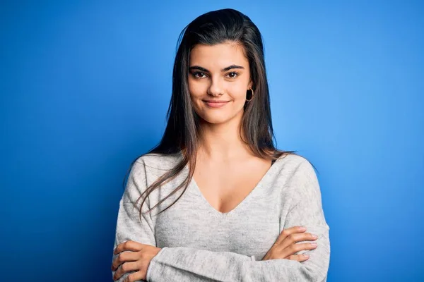 Young Beautiful Brunette Woman Wearing Casual Sweater Standing Blue Background — 스톡 사진