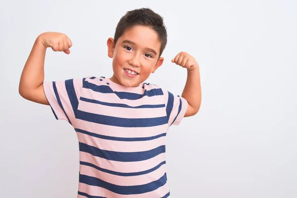 Hermoso Niño Con Una Camiseta Rayas Casuales Pie Sobre Fondo — Foto de Stock