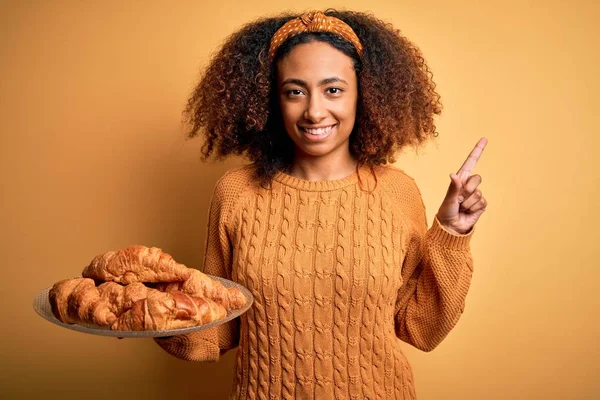 Jovem Afro Americana Com Cabelo Afro Segurando Croissants Sobre Fundo — Fotografia de Stock