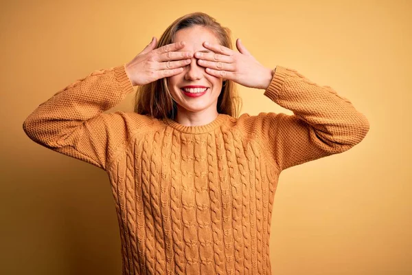 Jeune Belle Femme Blonde Portant Pull Décontracté Debout Sur Fond — Photo