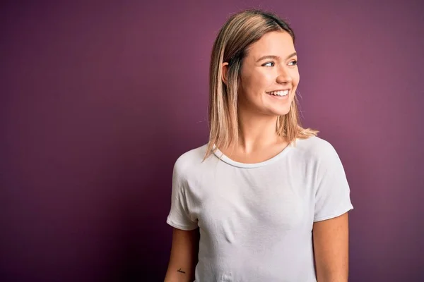 Joven Hermosa Mujer Rubia Con Camiseta Blanca Casual Sobre Fondo —  Fotos de Stock