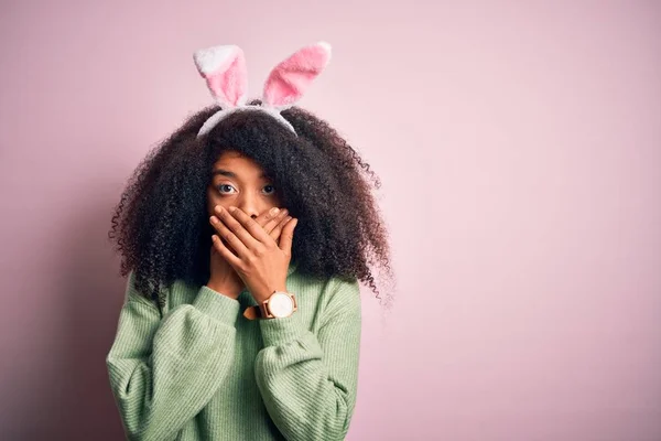 Молода Афроамериканська Жінка Волоссям Афроамериканського Кольору Одягнена Пасхальні Кролячі Вуха — стокове фото
