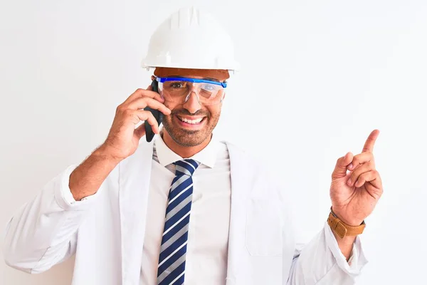 Jovem Cientista Homem Usando Capacete Segurança Chamando Usando Smartphone Sobre — Fotografia de Stock