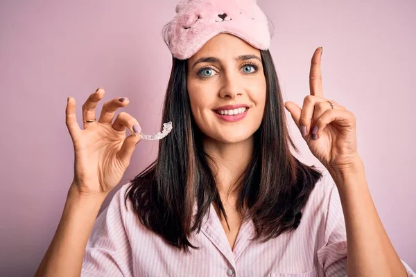 Mujer Morena Joven Con Ojos Azules Llevando Pijama Sosteniendo Dentista — Foto de Stock