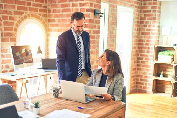 Dos Trabajadores Mediana Edad Sonriendo Felices Confiados Trabajar Juntos Con — Foto de Stock