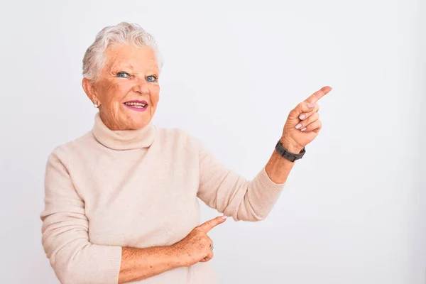 Eine Ältere Grauhaarige Frau Mit Rollkragenpullover Steht Vor Isoliertem Weißem — Stockfoto