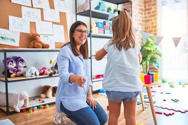 Blank Meisje Kind Spelen Leren Speelschool Met Vrouwelijke Leraar Moeder — Stockfoto